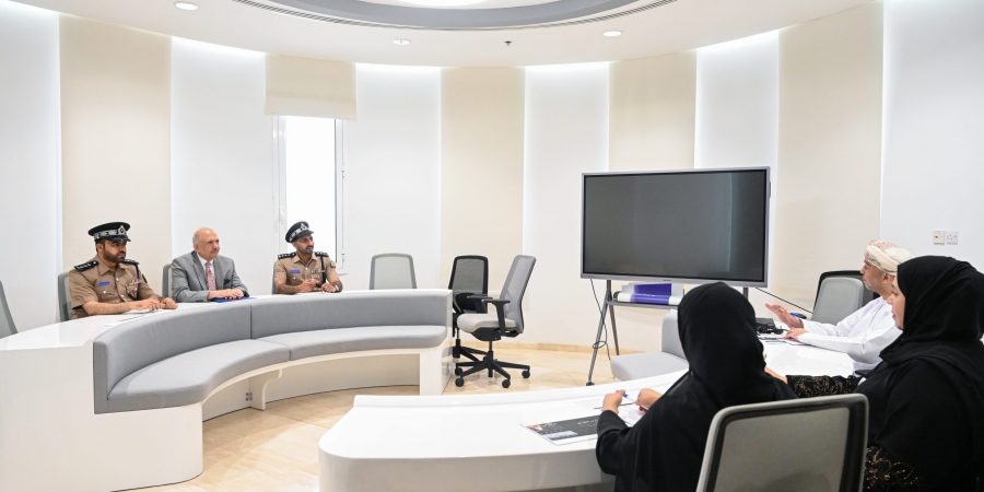 وفد من أكاديمية السلطان قابوس لعلوم الشرطة يزور هيئة البحث العلمي والابتكار